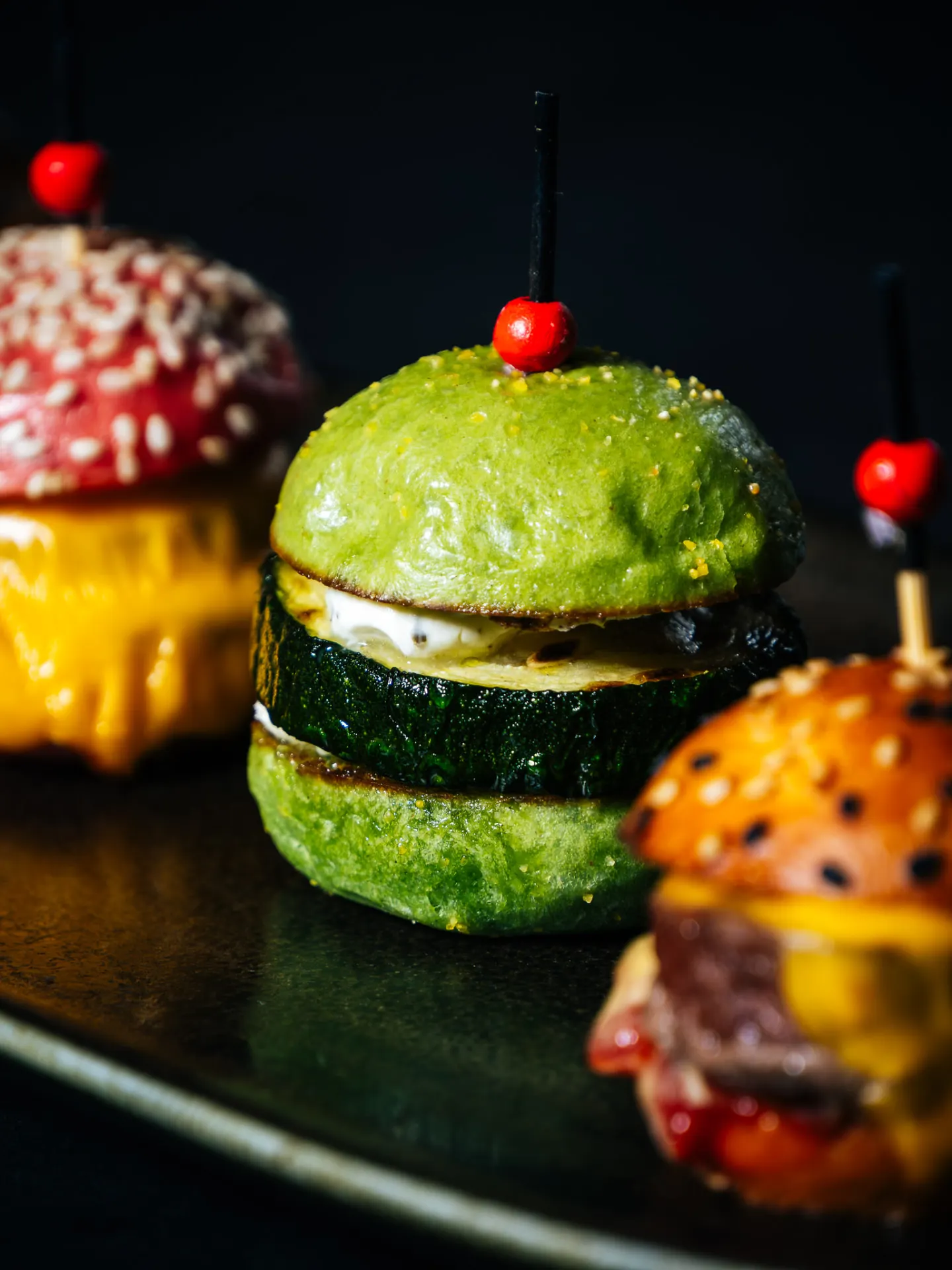Mini burgers colorés en tapas