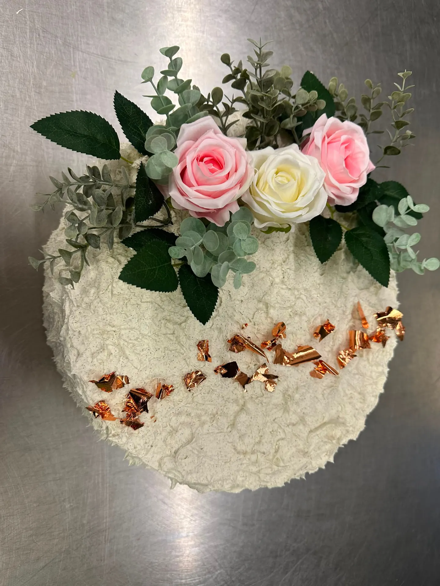 Gâteau de fête décoré de roses
