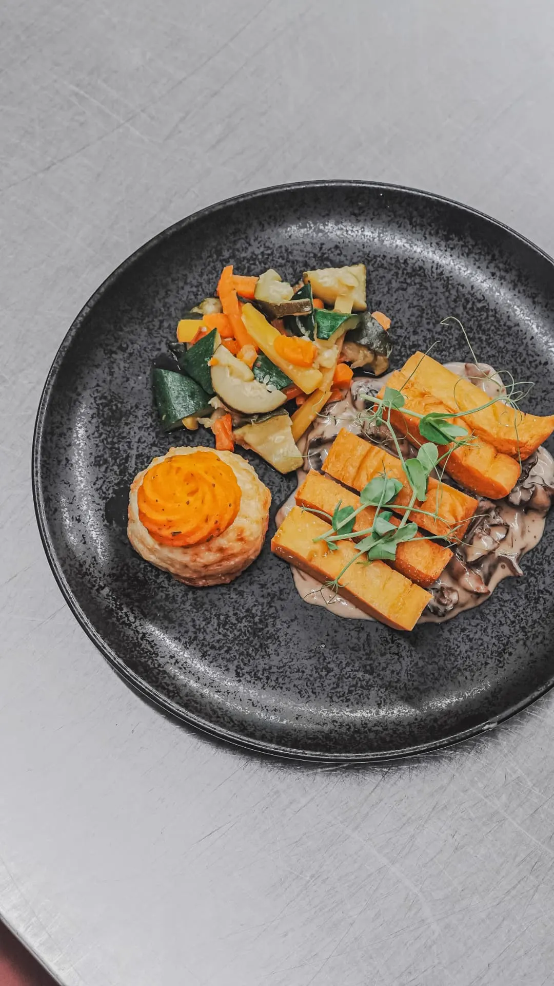 Plat gastronomique dressé